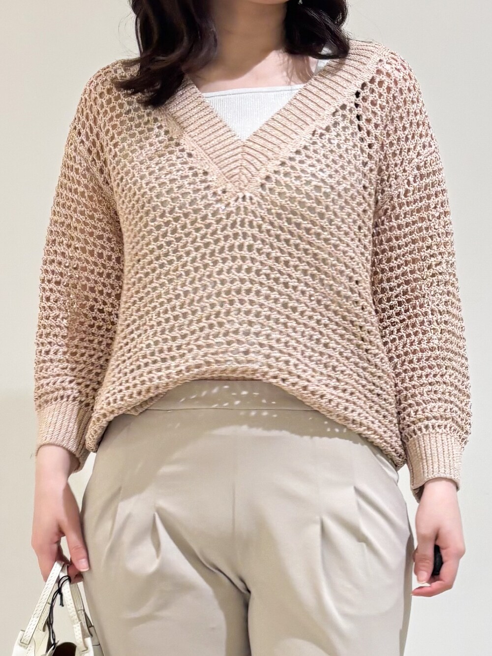 「春、春アウター、大人ファッション、ラフコーデ、オフィススタイル、オトナカワイイ、ラメニット、ワントーンコーデ、オトナカジュアル、ストレッチパンツ」｜「qualiteのライトタフタコート（トレンチコート、ベージュ系）」を使った、Shihoさん（レディース・168cm）の春コーディネートの6枚目の写真