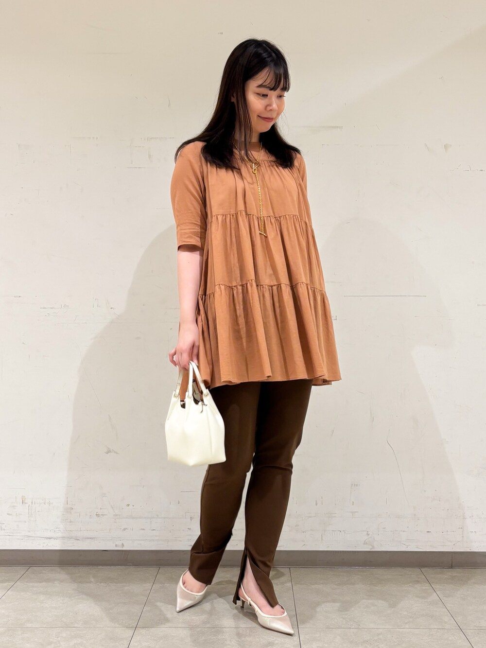 ブラウン系のその他パンツ、ブラウン系のシャツ/ブラウス、ゴールド系のネックレスを着用したレディースの秋コーディネートの4枚目の写真