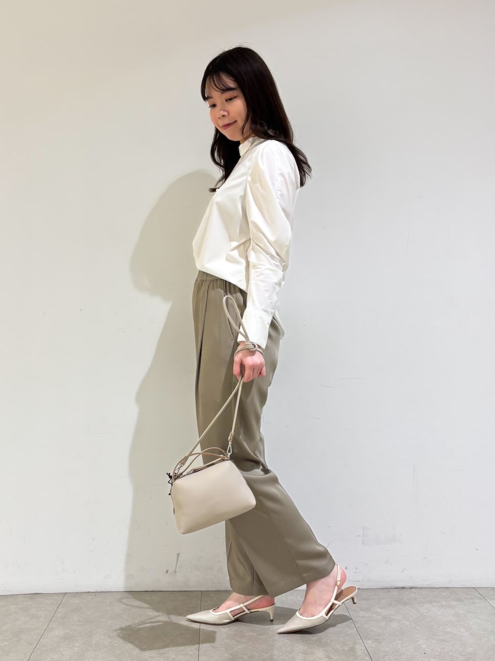 グリーン系のその他パンツ、ホワイト系のシャツ/ブラウス、シルバー系のネックレスを着用したレディースの秋コーディネートの4枚目の写真