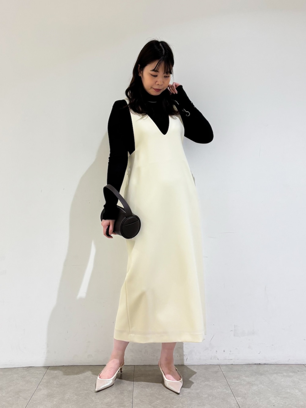 ブラック系のTシャツ/カットソー、ホワイト系のワンピースを着用したレディースの秋コーディネートの2枚目の写真