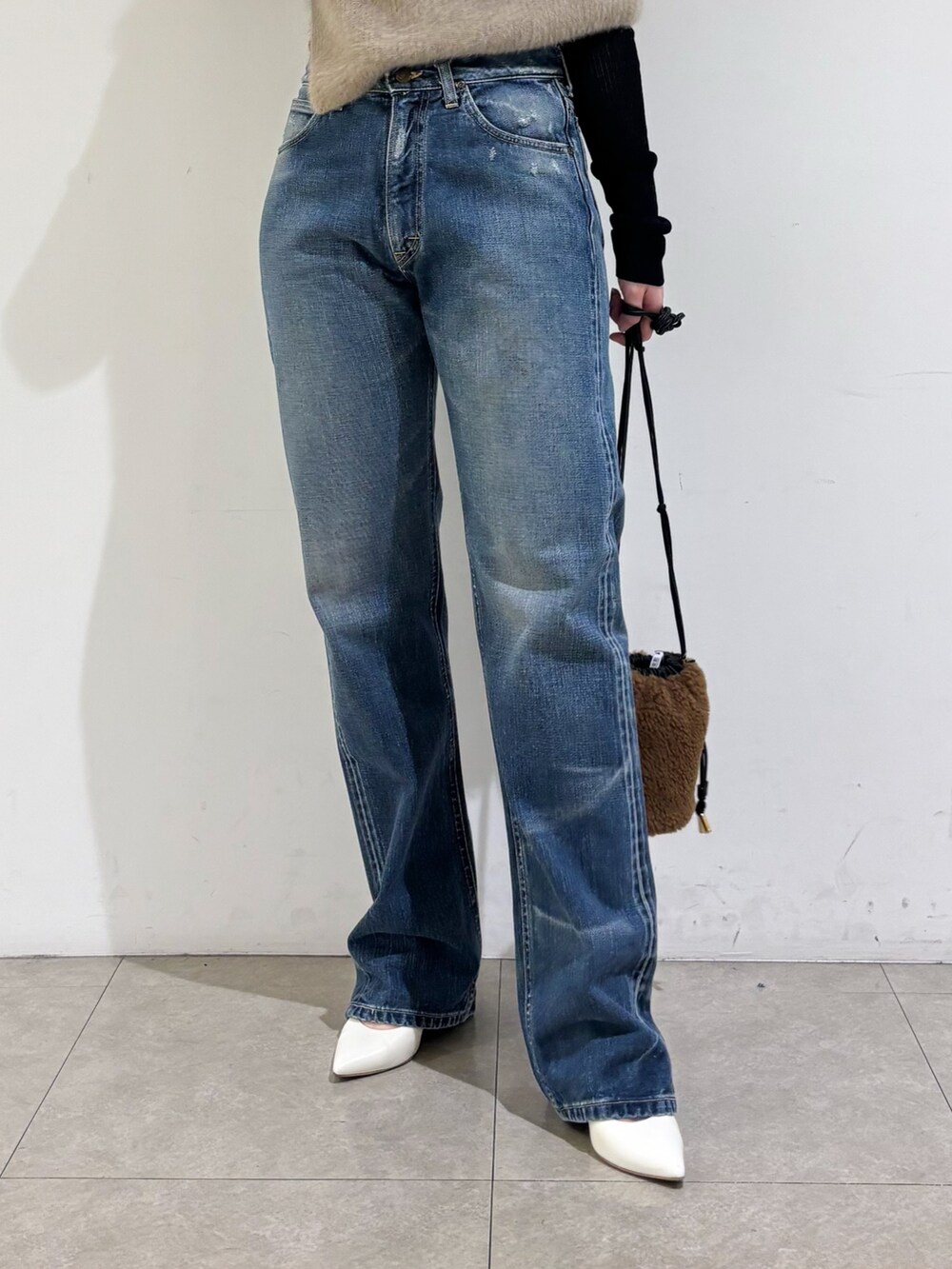 ベージュ系のその他トップス、ブラウン系のニット/セーター、ブラウン系のショルダーバッグを着用したレディースの秋コーディネートの9枚目の写真