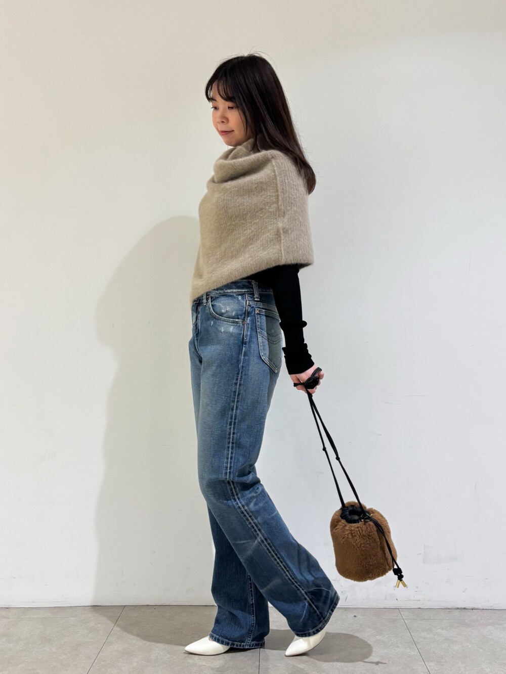 ベージュ系のその他トップス、ブラウン系のニット/セーター、ブラウン系のショルダーバッグを着用したレディースの秋コーディネートの5枚目の写真