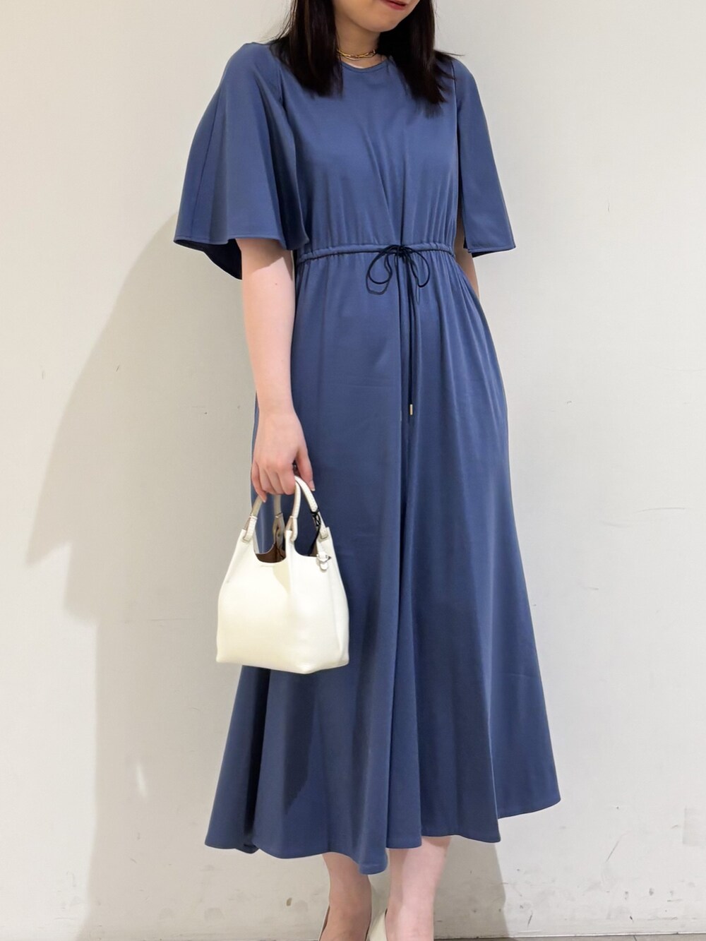 「ワンピース、ケープ、マーメイドスカート、サマースタイル、ウエストマーク、大人カジュアル、大人かわいい、春カラー、おでかけコーデ、ワンピーススタイル」｜「qualiteのケープワンピ（ワンピース、ブルー系）」を使った、Shihoさん（レディース・168cm）の春コーディネートの4枚目の写真