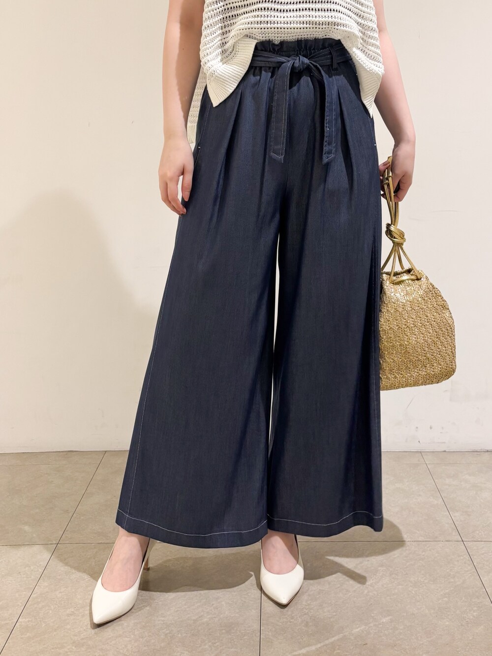 「サマーニット、ワイドパンツ、パンツスタイル、デニム、オトナカジュアル、おでかけコーデ、春夏コーデ、夏服、ラフコーデ、シンプル」｜「qualiteのテンセルデニムパンツ（その他パンツ、ブルー系）」を使った、Shihoさん（レディース・168cm）の春コーディネートの6枚目の写真
