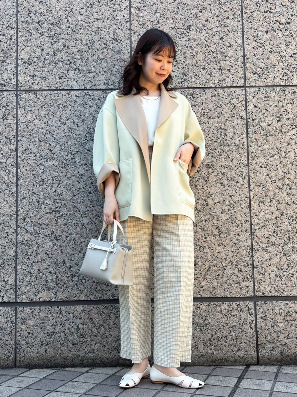 「春コーデ、ジャケット、リバーシブル、パンツスタイル、春色、休日スタイル、お出かけコーデ、大人かわいい、フラットシューズ、大人カジュアルコーデ」｜「qualiteのバイカラーリバーシブルコート（ノーカラーコート、ベージュ系）」を使った、Shihoさん（レディース・168cm）の春コーディネートの2枚目の写真