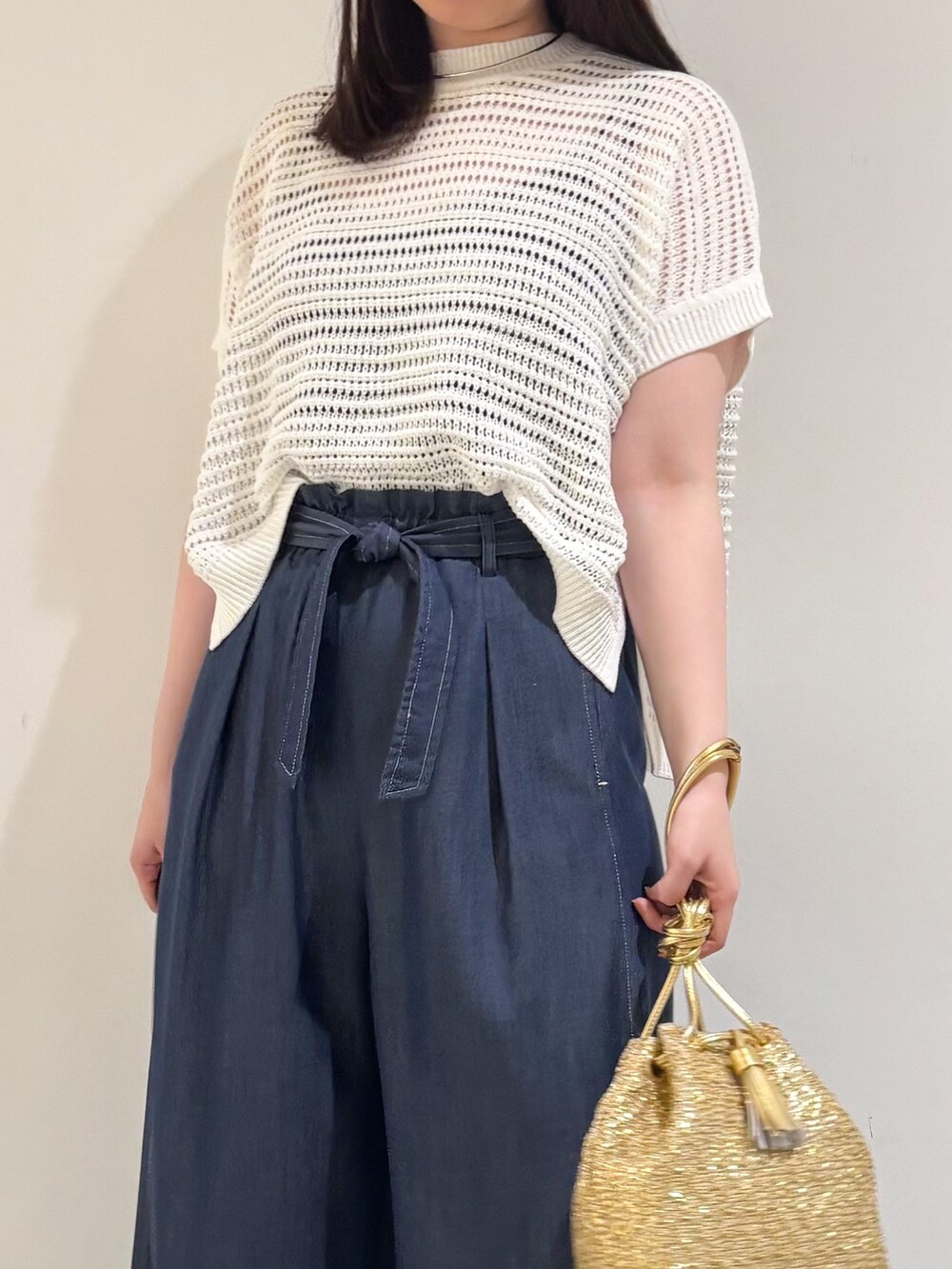 「サマーニット、ワイドパンツ、パンツスタイル、デニム、オトナカジュアル、おでかけコーデ、春夏コーデ、夏服、ラフコーデ、シンプル」｜「qualiteのテンセルデニムパンツ（その他パンツ、ブルー系）」を使った、Shihoさん（レディース・168cm）の春コーディネートの5枚目の写真