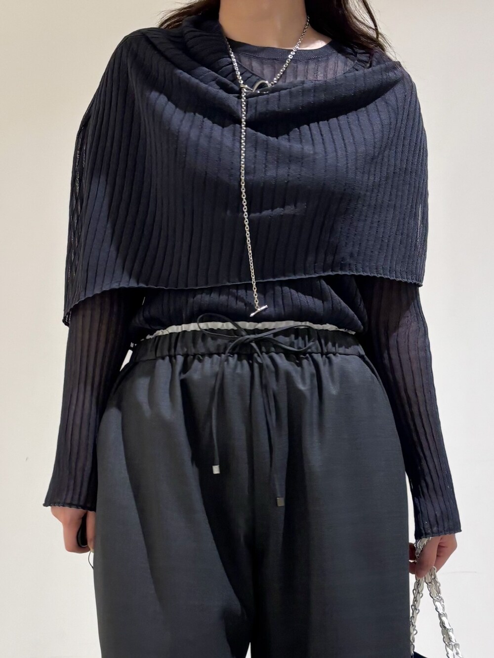 グレー系のニット/セーター、グレー系のその他パンツ、シルバー系のトートバッグを着用したレディースの秋コーディネートの7枚目の写真