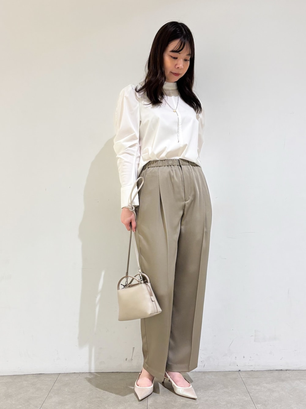 グリーン系のその他パンツ、ホワイト系のシャツ/ブラウス、シルバー系のネックレスを着用したレディースの秋コーディネートの2枚目の写真