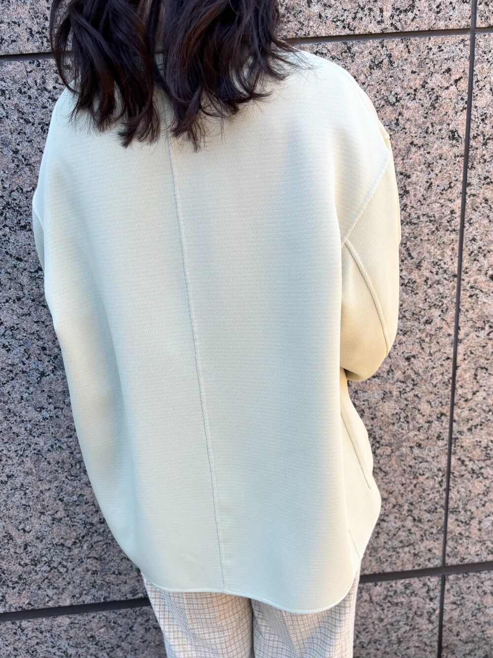 「春コーデ、ジャケット、リバーシブル、パンツスタイル、春色、休日スタイル、お出かけコーデ、大人かわいい、フラットシューズ、大人カジュアルコーデ」｜「qualiteのバイカラーリバーシブルコート（ノーカラーコート、ベージュ系）」を使った、Shihoさん（レディース・168cm）の春コーディネートの5枚目の写真