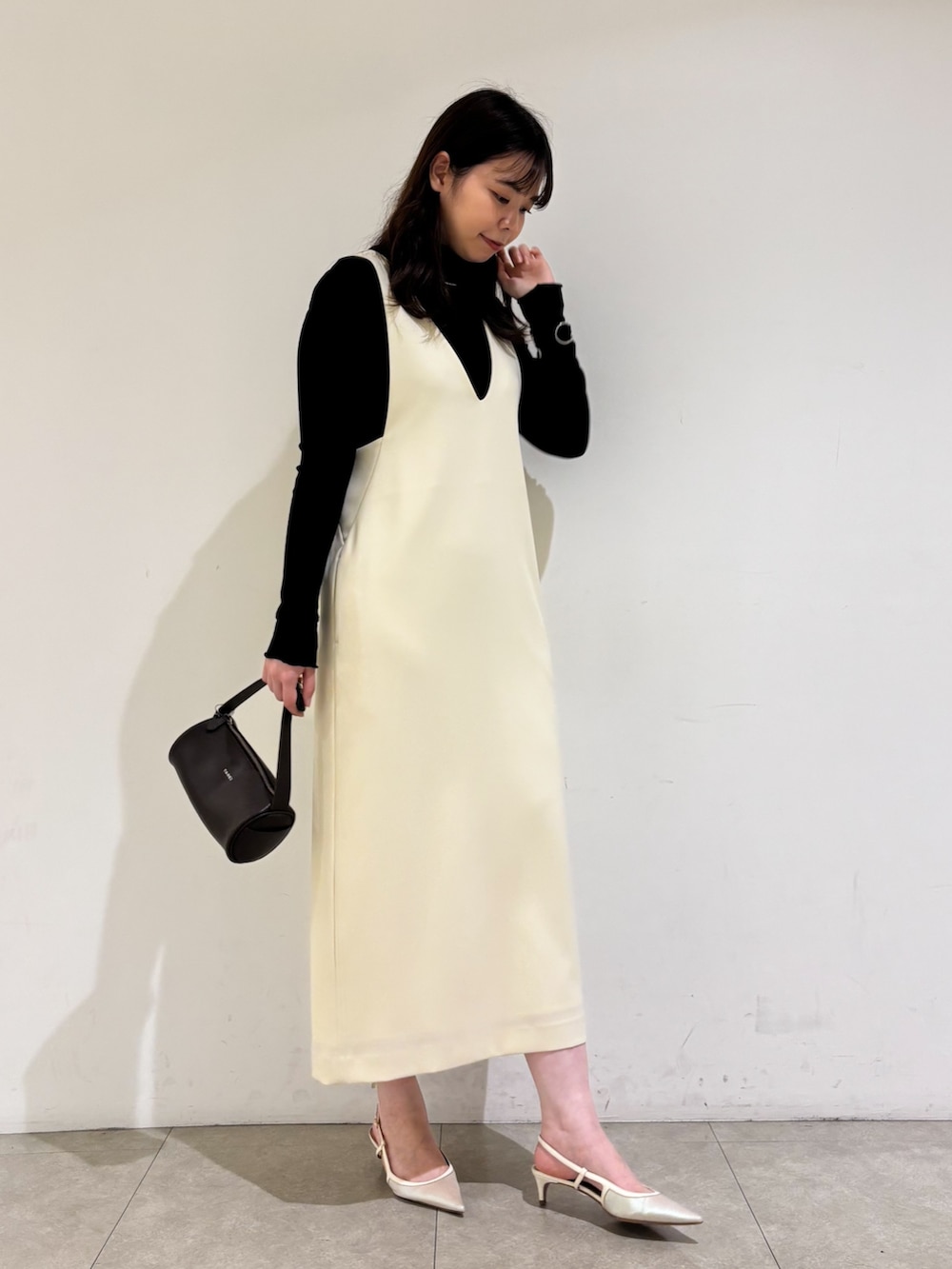 ブラック系のTシャツ/カットソー、ホワイト系のワンピースを着用したレディースの秋コーディネートの4枚目の写真