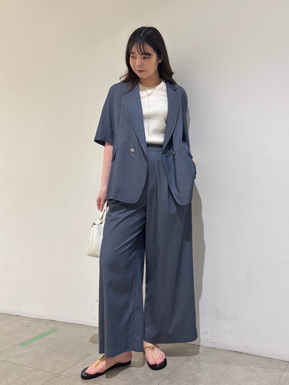 ブルー系のその他パンツ、ホワイト系のTシャツ/カットソー、ブルー系のテーラードジャケットを着用したレディースの春コーディネートの2枚目の写真