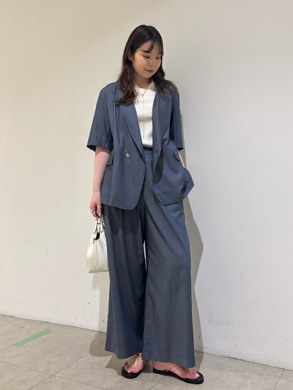 ブルー系のその他パンツ、ホワイト系のTシャツ/カットソー、ブルー系のテーラードジャケットを着用したレディースの春コーディネートの5枚目の写真