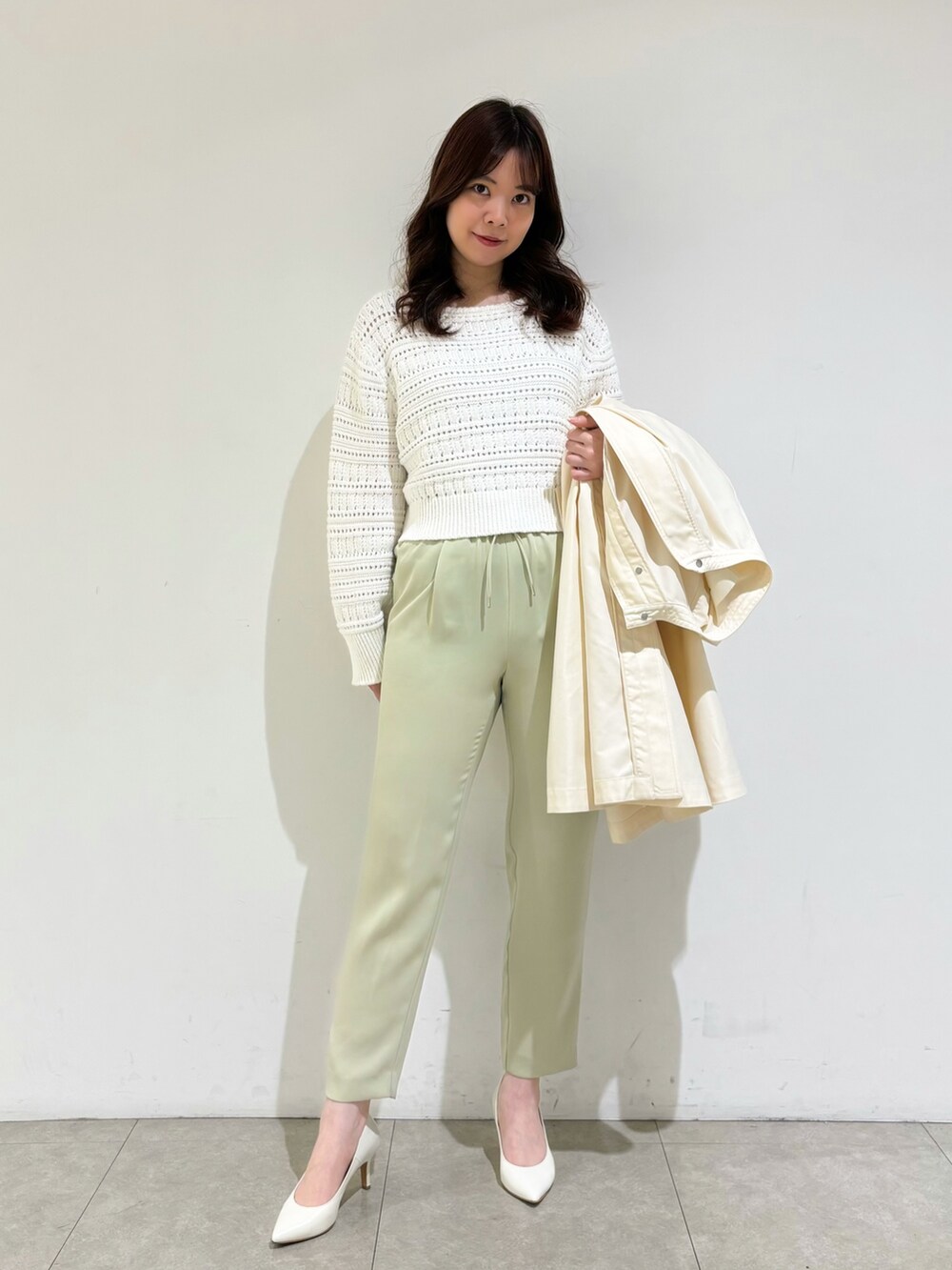 「ニット、パンツスタイル、ウエストゴム、春色、クロップドトップス、春服、大人カジュアルコーデ、春アウター、大人コーデ、きれいめカジュアル」｜「PICHE ABAHOUSEの【最高パンプス/7cmヒール】美脚×快適 パンプス（パンプス、ホワイト系）」を使った、Shihoさん（レディース・168cm）の春コーディネートの2枚目の写真