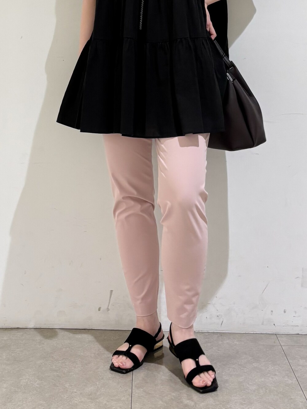 ブラック系のシャツ/ブラウス、ピンク系のスラックス、ブラック系のサンダルを着用したレディースの秋コーディネートの8枚目の写真