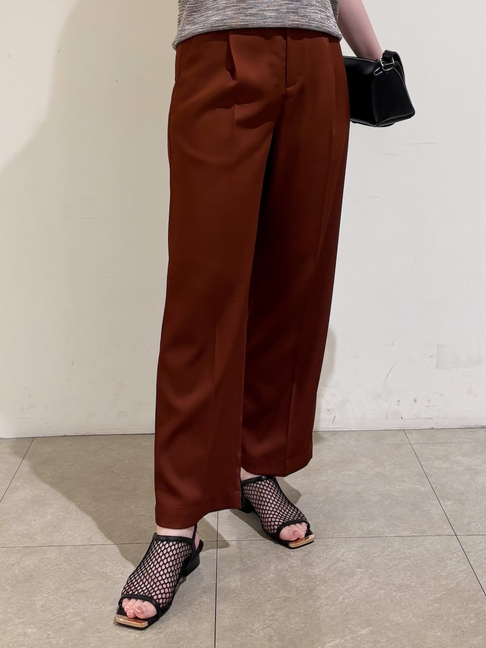 ピンク系のベスト、ブラウン系のその他パンツ、ブラック系のサンダルを着用したレディースの秋コーディネートの7枚目の写真