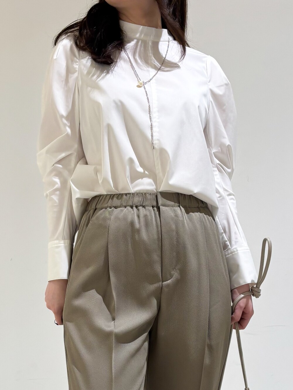 グリーン系のその他パンツ、ホワイト系のシャツ/ブラウス、シルバー系のネックレスを着用したレディースの秋コーディネートの5枚目の写真