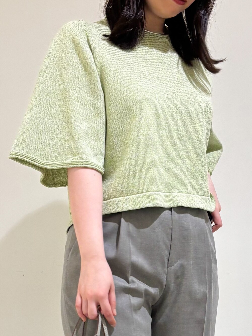 「パンツスタイル、ニット、春コーデ、大人カジュアル、フレアスリーブ、通勤コーデ、きれいめカジュアル、淡色コーデ、ショート丈トップス、お出かけコーデ」｜「qualiteのフレアスリーブギマコットンニット（Tシャツ/カットソー、グリーン系）」を使った、Shihoさん（レディース・168cm）の春コーディネートの5枚目の写真