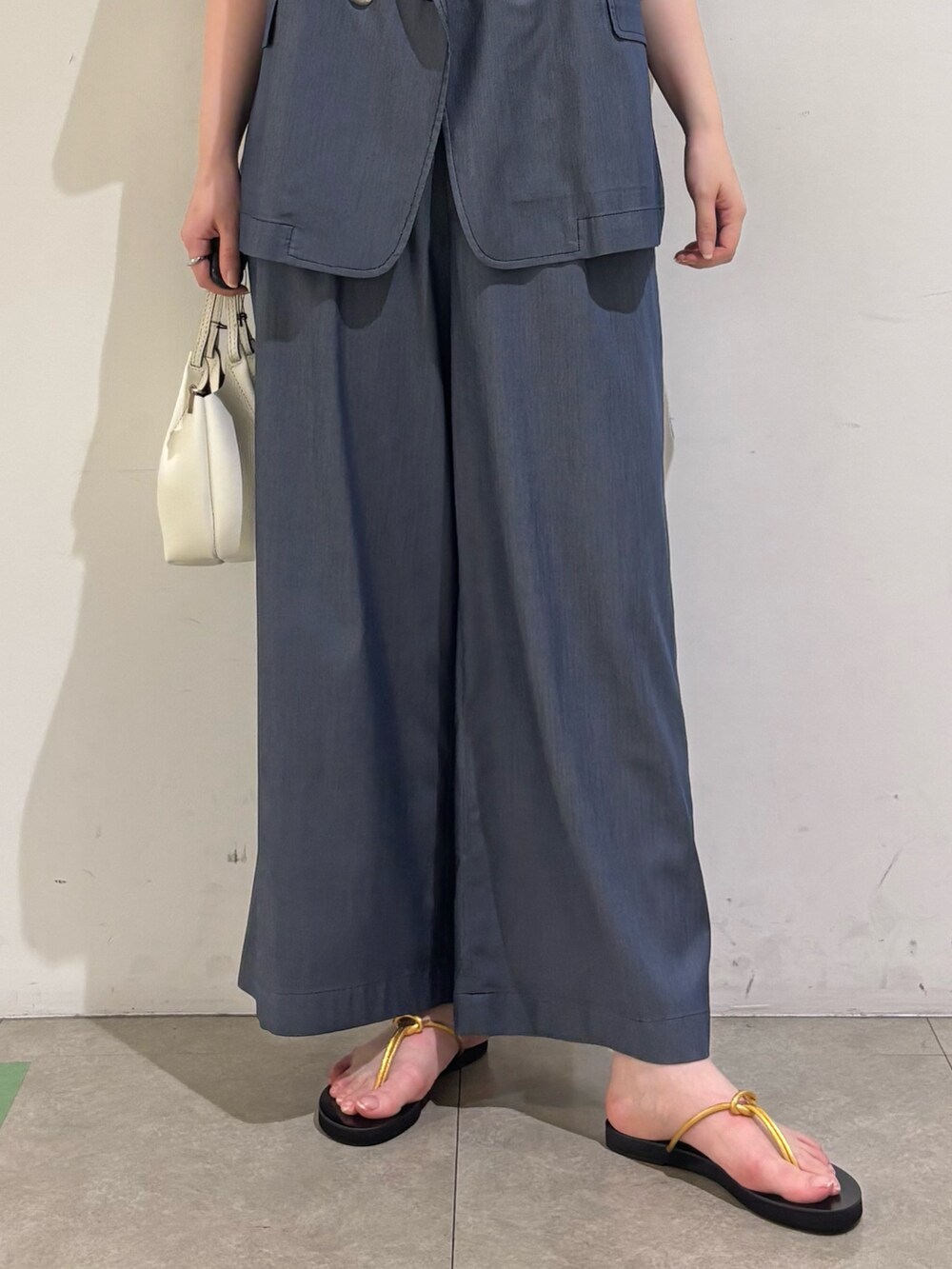 ブルー系のその他パンツ、ホワイト系のTシャツ/カットソー、ブルー系のテーラードジャケットを着用したレディースの春コーディネートの8枚目の写真