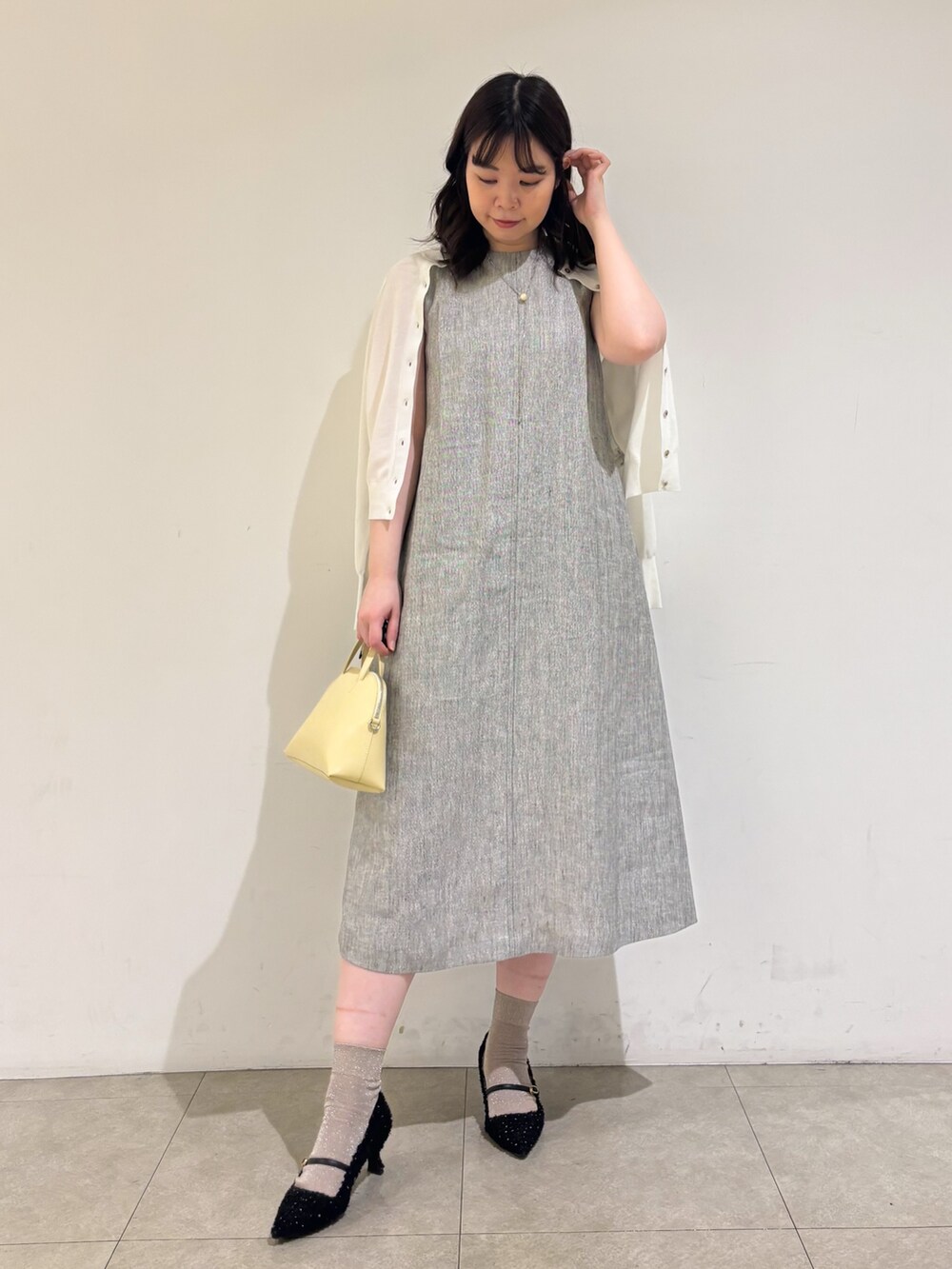 「ワンピース、春コーデ、リネン、カーディガン、大人カジュアル、休日スタイル、おでかけコーデ、シンプル・ベーシック、ラクチンコーデ、淡色コーデ、ワンピーススタイル」｜「qualiteのラメスラブリネンワンピース（ワンピース、ブラック系）」を使った、Shihoさん（レディース・168cm）の春コーディネートの3枚目の写真