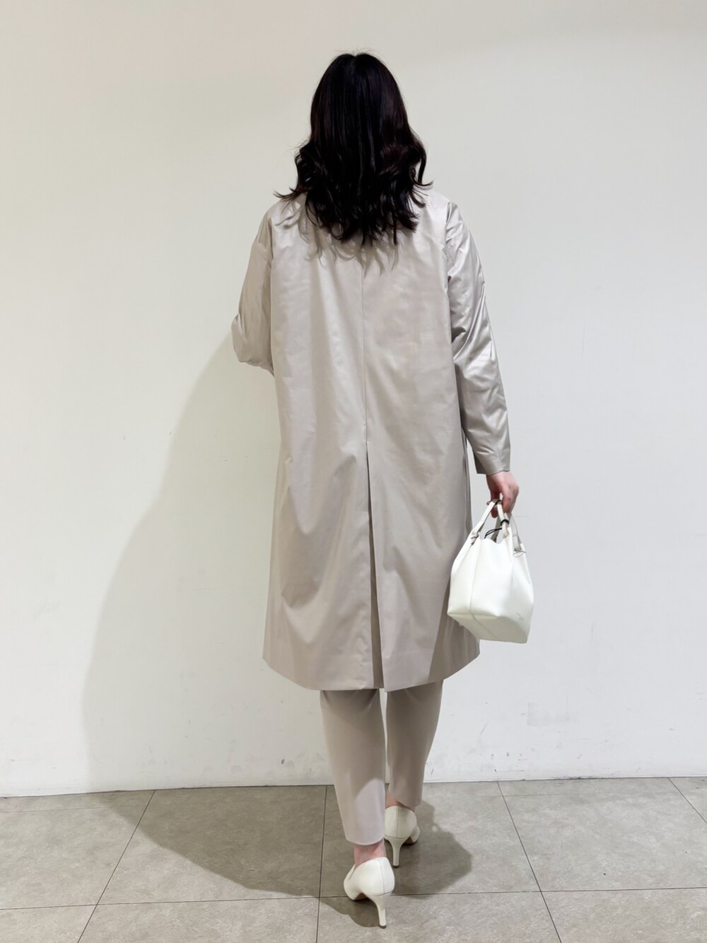 「春、春アウター、大人ファッション、ラフコーデ、オフィススタイル、オトナカワイイ、ラメニット、ワントーンコーデ、オトナカジュアル、ストレッチパンツ」｜「qualiteのライトタフタコート（トレンチコート、ベージュ系）」を使った、Shihoさん（レディース・168cm）の春コーディネートの2枚目の写真
