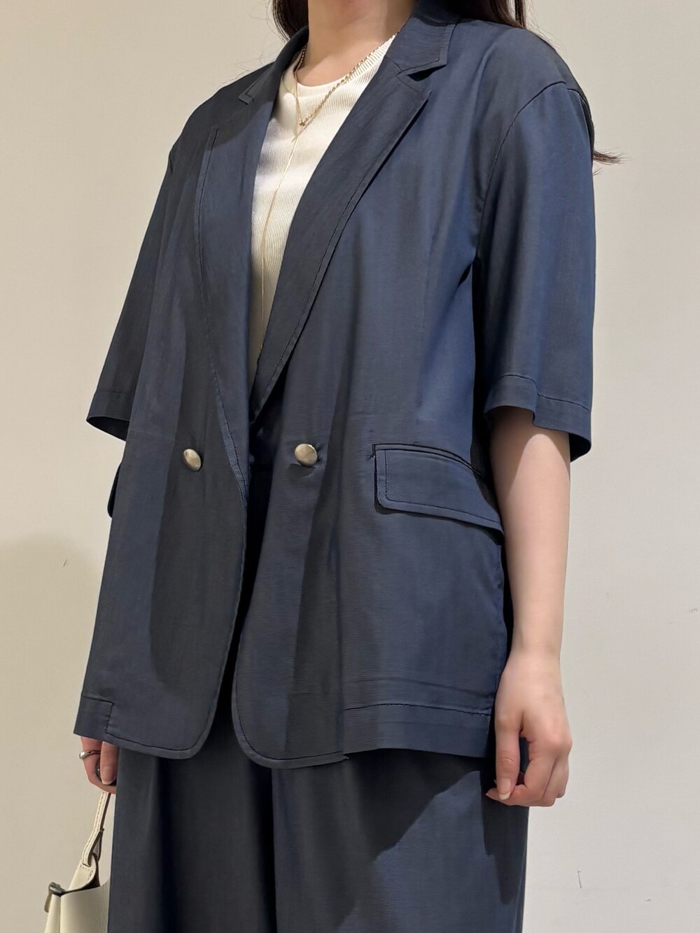 ブルー系のその他パンツ、ホワイト系のTシャツ/カットソー、ブルー系のテーラードジャケットを着用したレディースの春コーディネートの6枚目の写真