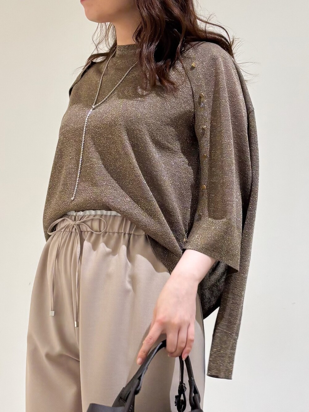 ブラウン系のカーディガン/ボレロ、ブラウン系のタンクトップ、ベージュ系のその他パンツを着用したレディースの夏コーディネートの5枚目の写真