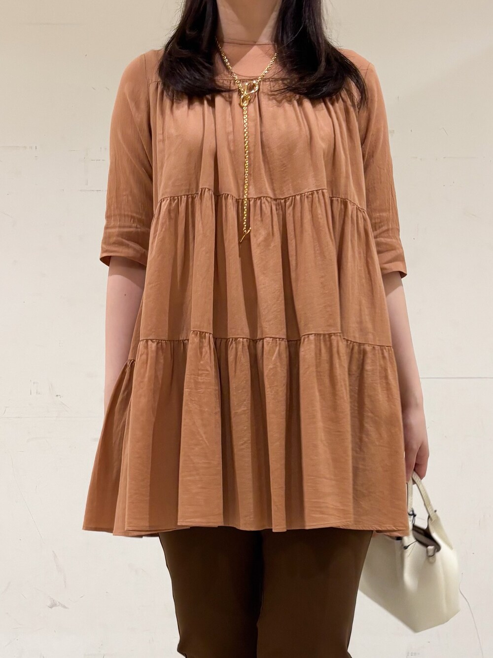 ブラウン系のその他パンツ、ブラウン系のシャツ/ブラウス、ゴールド系のネックレスを着用したレディースの秋コーディネートの7枚目の写真