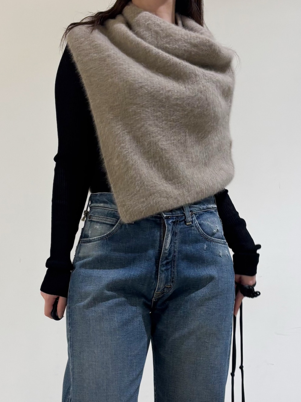 ベージュ系のその他トップス、ブラウン系のニット/セーター、ブラウン系のショルダーバッグを着用したレディースの秋コーディネートの7枚目の写真