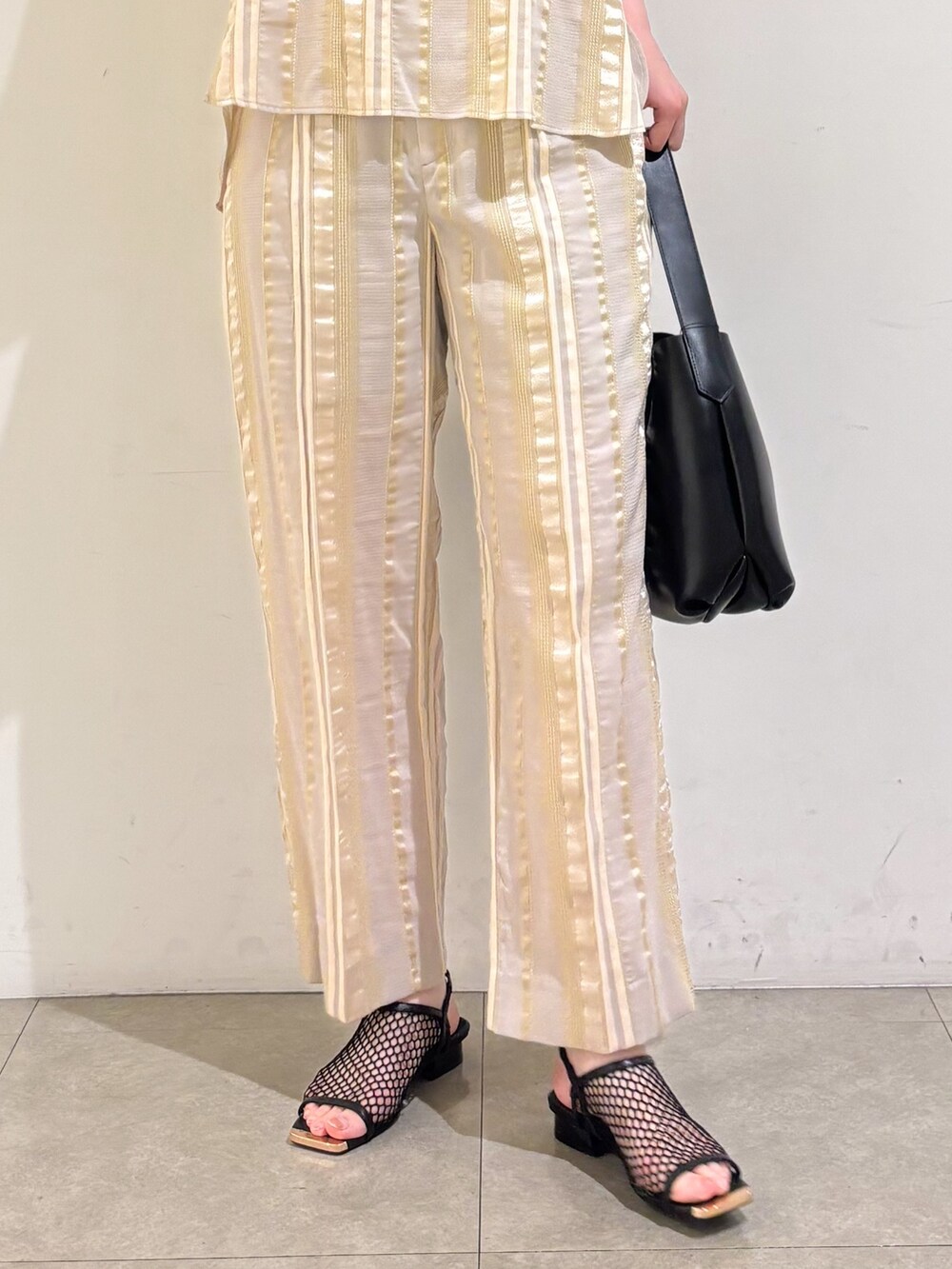 ベージュ系のシャツ/ブラウス、ベージュ系のその他パンツ、ブラック系のサンダルを着用したレディースの夏コーディネートの8枚目の写真