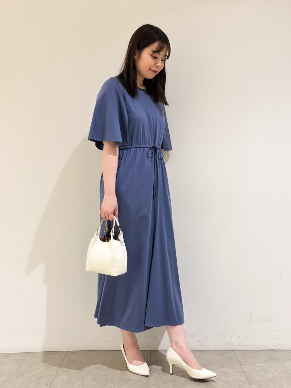 「ワンピース、ケープ、マーメイドスカート、サマースタイル、ウエストマーク、大人カジュアル、大人かわいい、春カラー、おでかけコーデ、ワンピーススタイル」｜「qualiteのケープワンピ（ワンピース、ブルー系）」を使った、Shihoさん（レディース・168cm）の春コーディネートの2枚目の写真