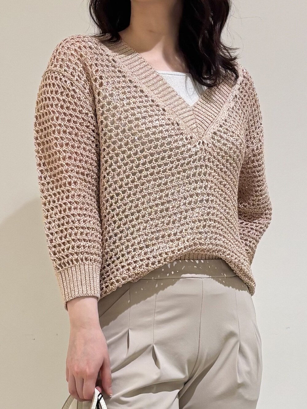 「春、春アウター、大人ファッション、ラフコーデ、オフィススタイル、オトナカワイイ、ラメニット、ワントーンコーデ、オトナカジュアル、ストレッチパンツ」｜「qualiteのライトタフタコート（トレンチコート、ベージュ系）」を使った、Shihoさん（レディース・168cm）の春コーディネートの7枚目の写真