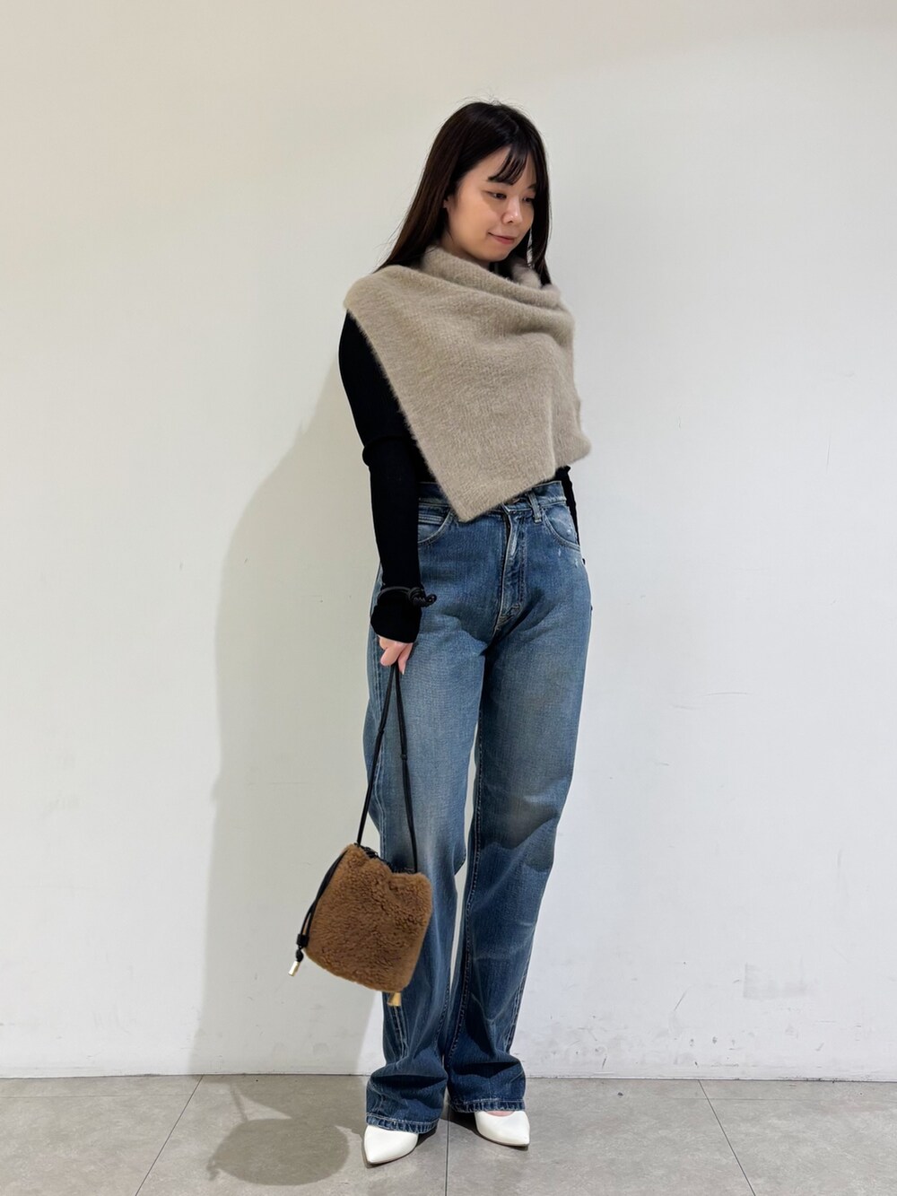 ベージュ系のその他トップス、ブラウン系のニット/セーター、ブラウン系のショルダーバッグを着用したレディースの秋コーディネートの2枚目の写真