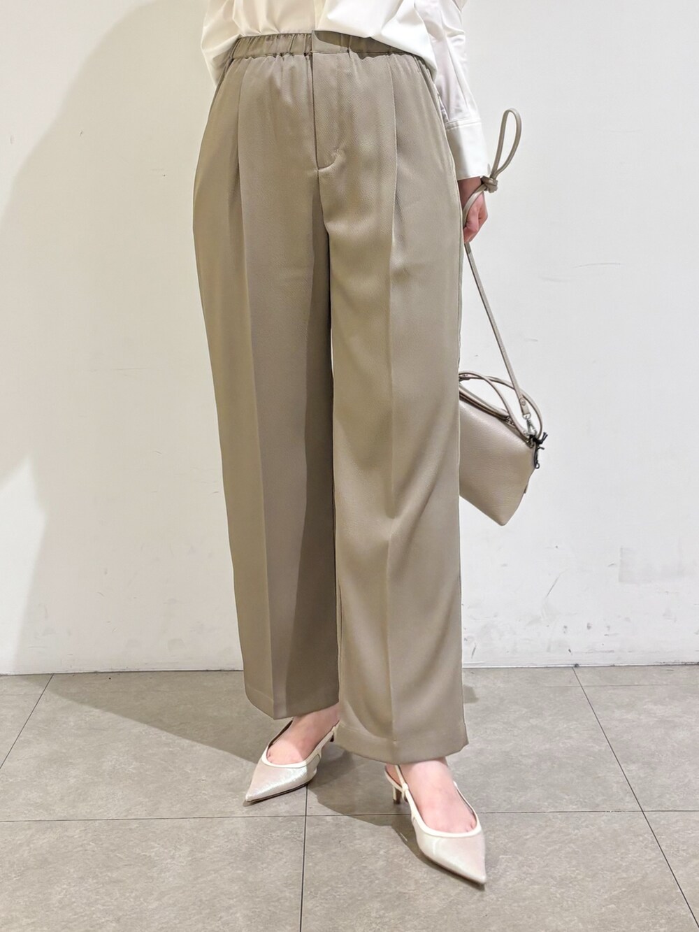 グリーン系のその他パンツ、ホワイト系のシャツ/ブラウス、シルバー系のネックレスを着用したレディースの秋コーディネートの7枚目の写真