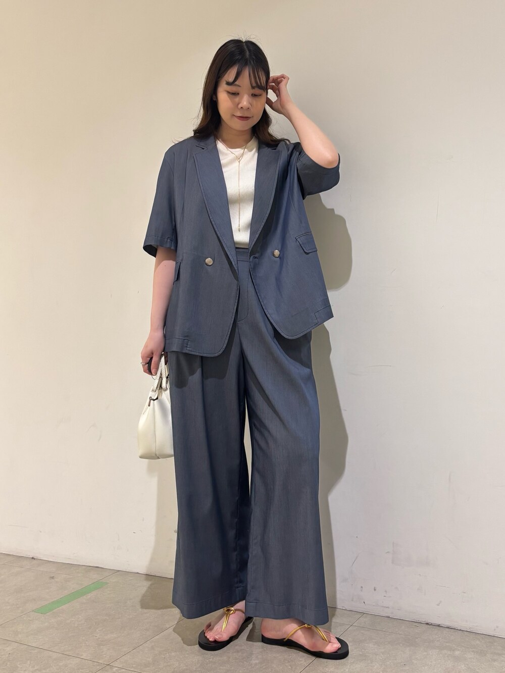 ブルー系のその他パンツ、ホワイト系のTシャツ/カットソー、ブルー系のテーラードジャケットを着用したレディースの春コーディネートの4枚目の写真