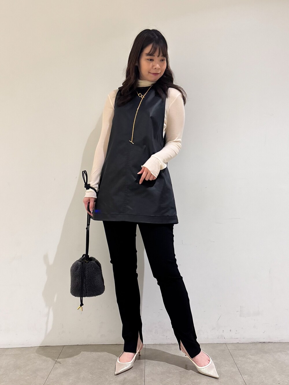 ホワイト系のTシャツ/カットソー、ブラック系のサロペット/オーバーオール、ブラック系のその他パンツを着用したレディースの秋コーディネートの4枚目の写真