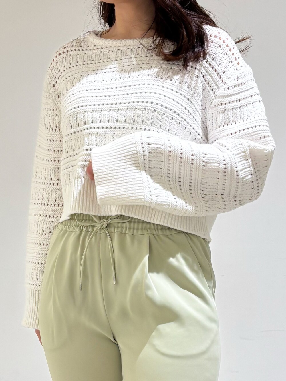 「ニット、パンツスタイル、ウエストゴム、春色、クロップドトップス、春服、大人カジュアルコーデ、春アウター、大人コーデ、きれいめカジュアル」｜「PICHE ABAHOUSEの【最高パンプス/7cmヒール】美脚×快適 パンプス（パンプス、ホワイト系）」を使った、Shihoさん（レディース・168cm）の春コーディネートの3枚目の写真