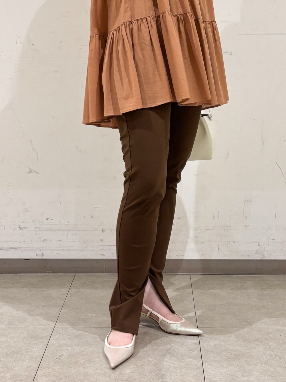 ブラウン系のその他パンツ、ブラウン系のシャツ/ブラウス、ゴールド系のネックレスを着用したレディースの秋コーディネートの9枚目の写真