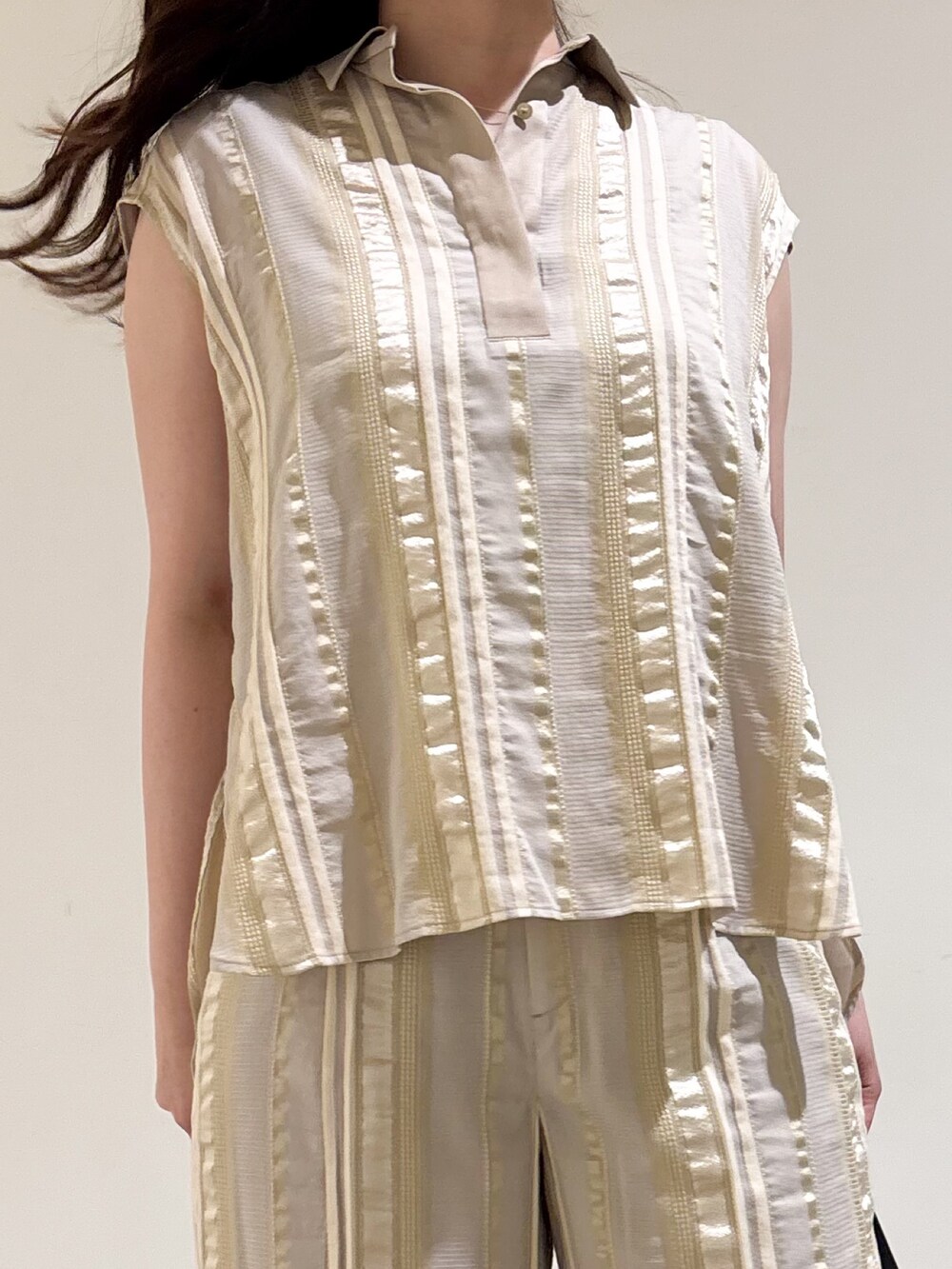 ベージュ系のシャツ/ブラウス、ベージュ系のその他パンツ、ブラック系のサンダルを着用したレディースの夏コーディネートの6枚目の写真