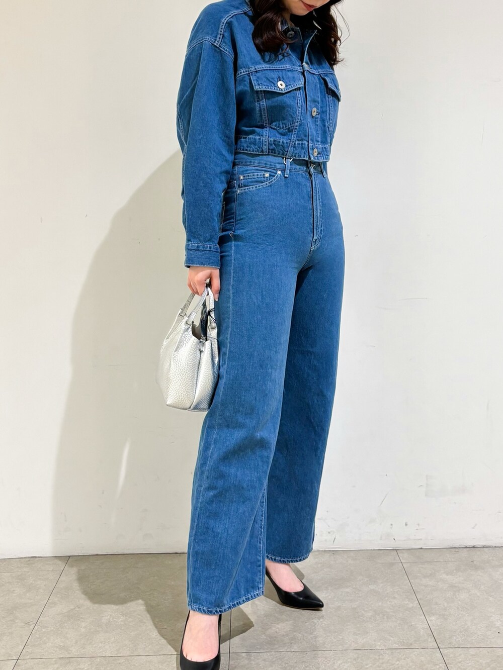 「セットアップ、デニム、デニムパンツ、デニムジャケット、春コーデ、クロップドトップス、おでかけコーデ、春服コーデ、オトナ女子、ワイドデニム」｜「qualiteの【e×ｶﾘﾃ】ｺｯﾄﾝﾘﾈﾝﾃﾞﾆﾑｼﾞｬｹｯﾄ（デニムジャケット、ブルー系）」を使った、Shihoさん（レディース・168cm）の春コーディネートの6枚目の写真
