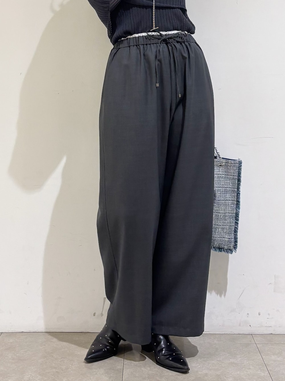 グレー系のニット/セーター、グレー系のその他パンツ、シルバー系のトートバッグを着用したレディースの秋コーディネートの8枚目の写真