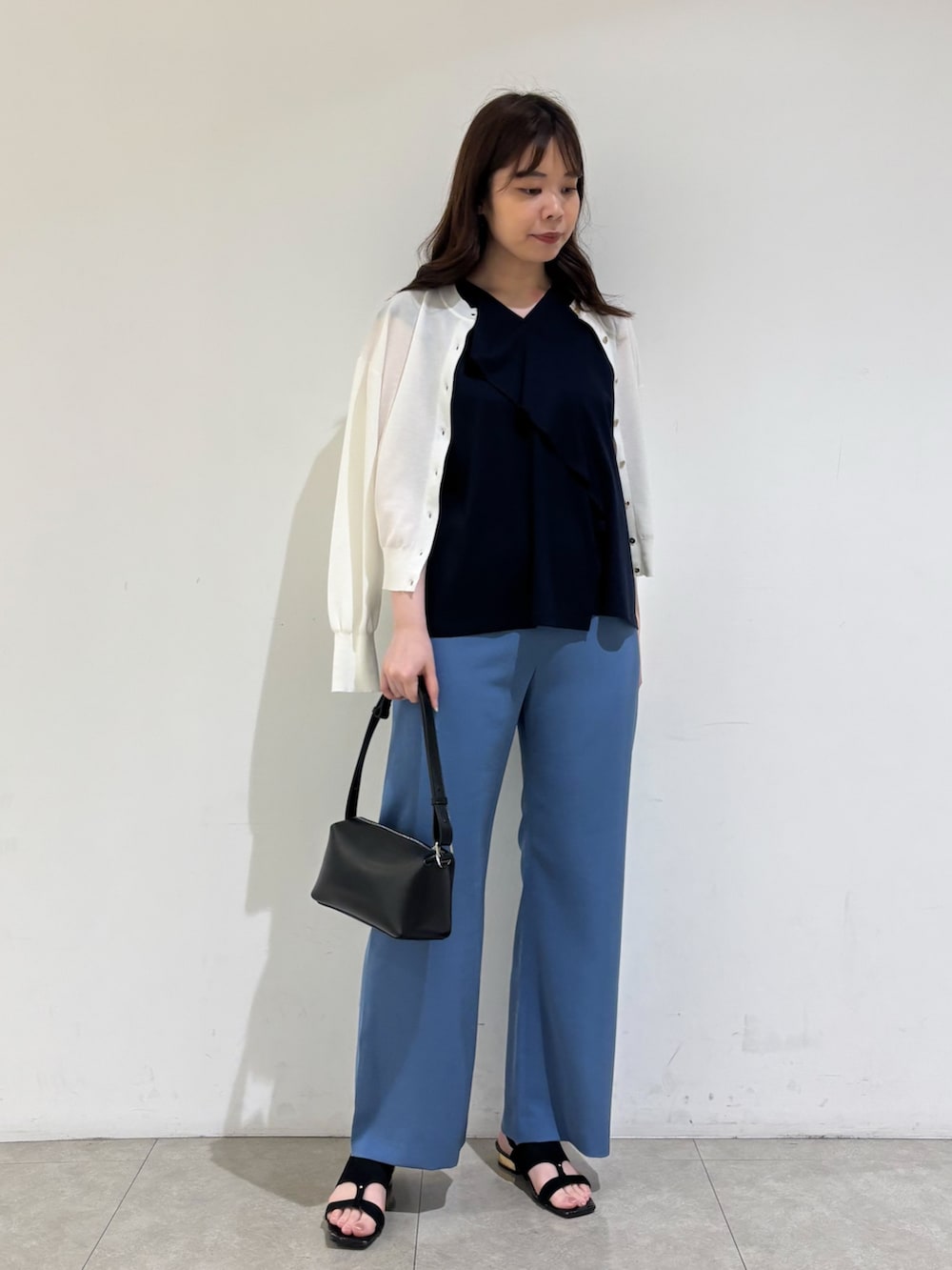 「夏コーデ、カーディガン、パンツスタイル、ワイドパンツ、ウエストゴム、ブルー、夏ファッション、お出かけコーデ、カジュアルスタイル、オトナカジュアル、お仕事コーデ」｜「qualiteのコットンナイロンハイゲージニットカーデ（カーディガン/ボレロ、ホワイト系）」を使った、Shihoさん（レディース・168cm）の夏コーディネートの2枚目の写真