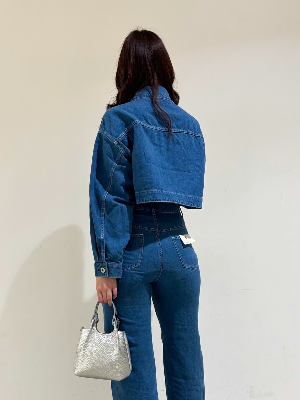 「セットアップ、デニム、デニムパンツ、デニムジャケット、春コーデ、クロップドトップス、おでかけコーデ、春服コーデ、オトナ女子、ワイドデニム」｜「qualiteの【e×ｶﾘﾃ】ｺｯﾄﾝﾘﾈﾝﾃﾞﾆﾑｼﾞｬｹｯﾄ（デニムジャケット、ブルー系）」を使った、Shihoさん（レディース・168cm）の春コーディネートの4枚目の写真