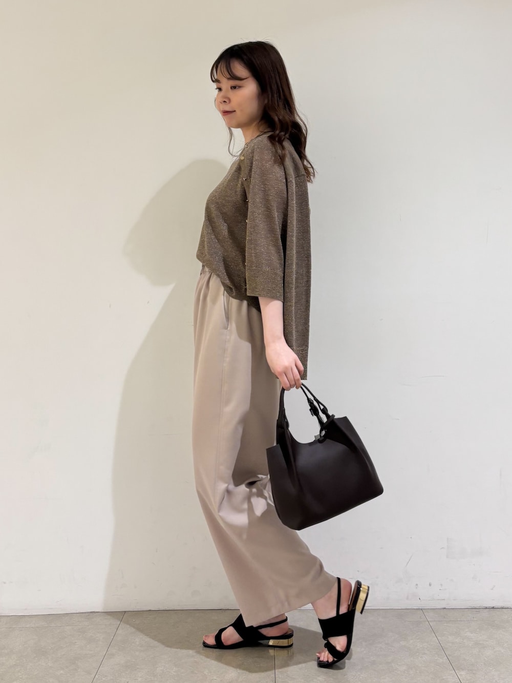 ブラウン系のカーディガン/ボレロ、ブラウン系のタンクトップ、ベージュ系のその他パンツを着用したレディースの夏コーディネートの4枚目の写真