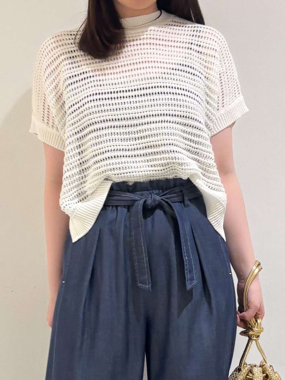 「サマーニット、ワイドパンツ、パンツスタイル、デニム、オトナカジュアル、おでかけコーデ、春夏コーデ、夏服、ラフコーデ、シンプル」｜「qualiteのテンセルデニムパンツ（その他パンツ、ブルー系）」を使った、Shihoさん（レディース・168cm）の春コーディネートの4枚目の写真