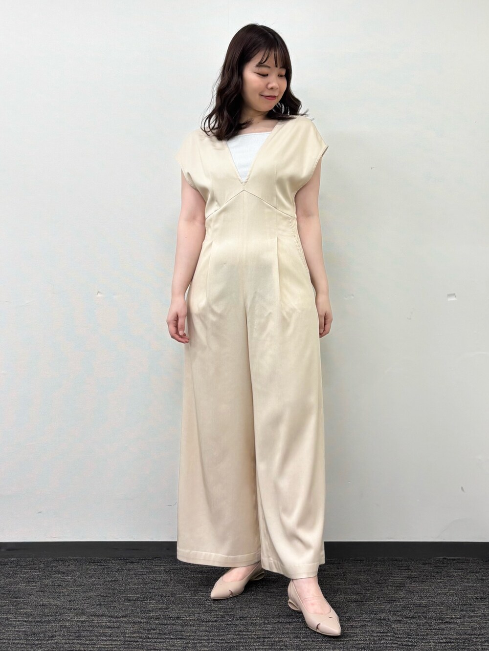 「オールインワン、春コーデ、春夏コーデ、大人カジュアル、お出かけコーデ、休日スタイル、シンプル・ベーシック、ワントーンコーデ、リラックススタイル、ラクチンコーデ」｜「qualiteのラメスクエアノースリーブニット（タンクトップ、グレー系）」を使った、Shihoさん（レディース・168cm）の春コーディネートの4枚目の写真