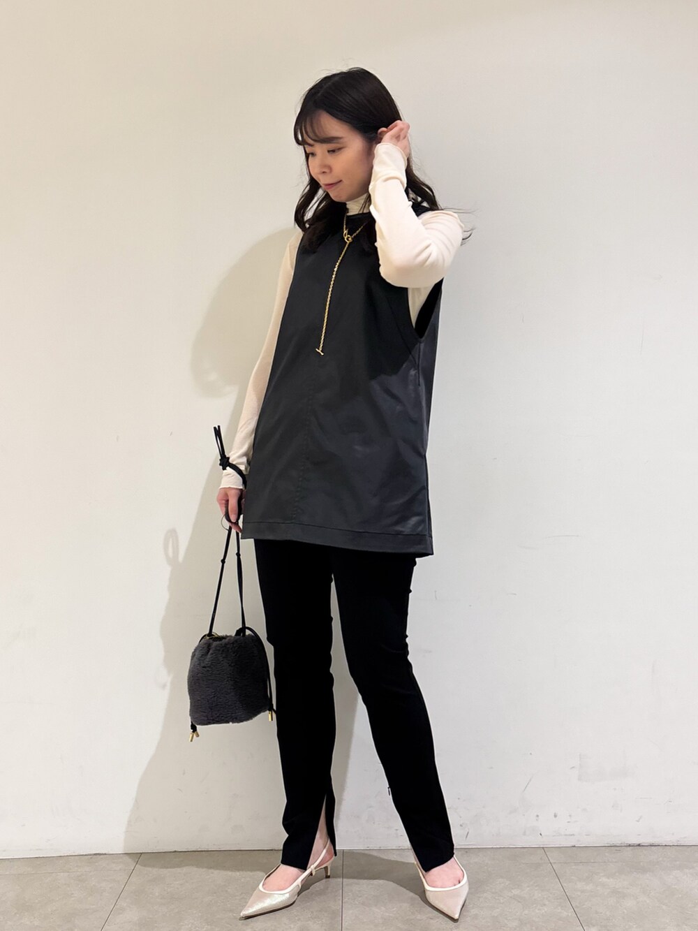 ホワイト系のTシャツ/カットソー、ブラック系のサロペット/オーバーオール、ブラック系のその他パンツを着用したレディースの秋コーディネートの5枚目の写真