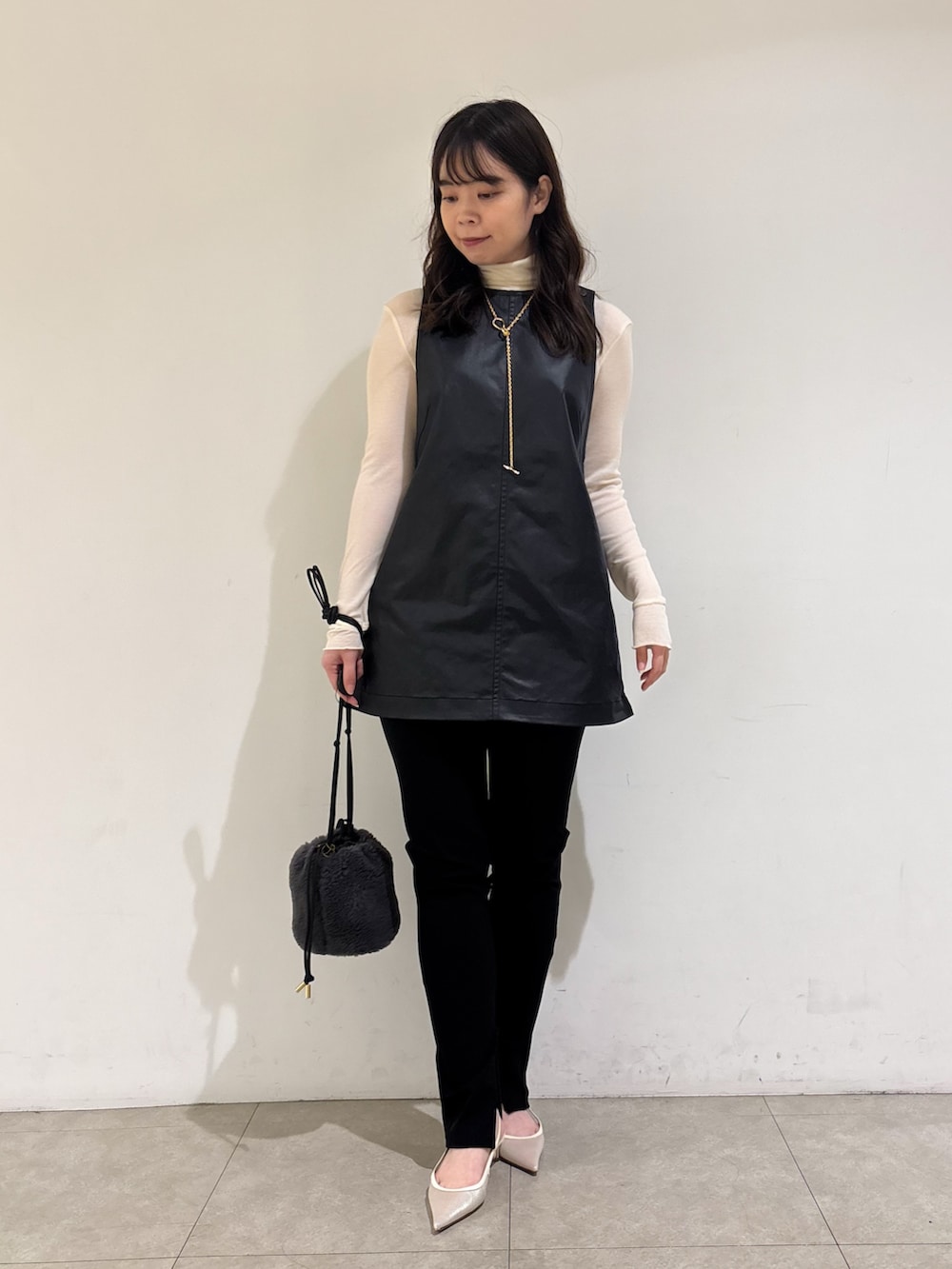 ホワイト系のTシャツ/カットソー、ブラック系のサロペット/オーバーオール、ブラック系のその他パンツを着用したレディースの秋コーディネートの2枚目の写真