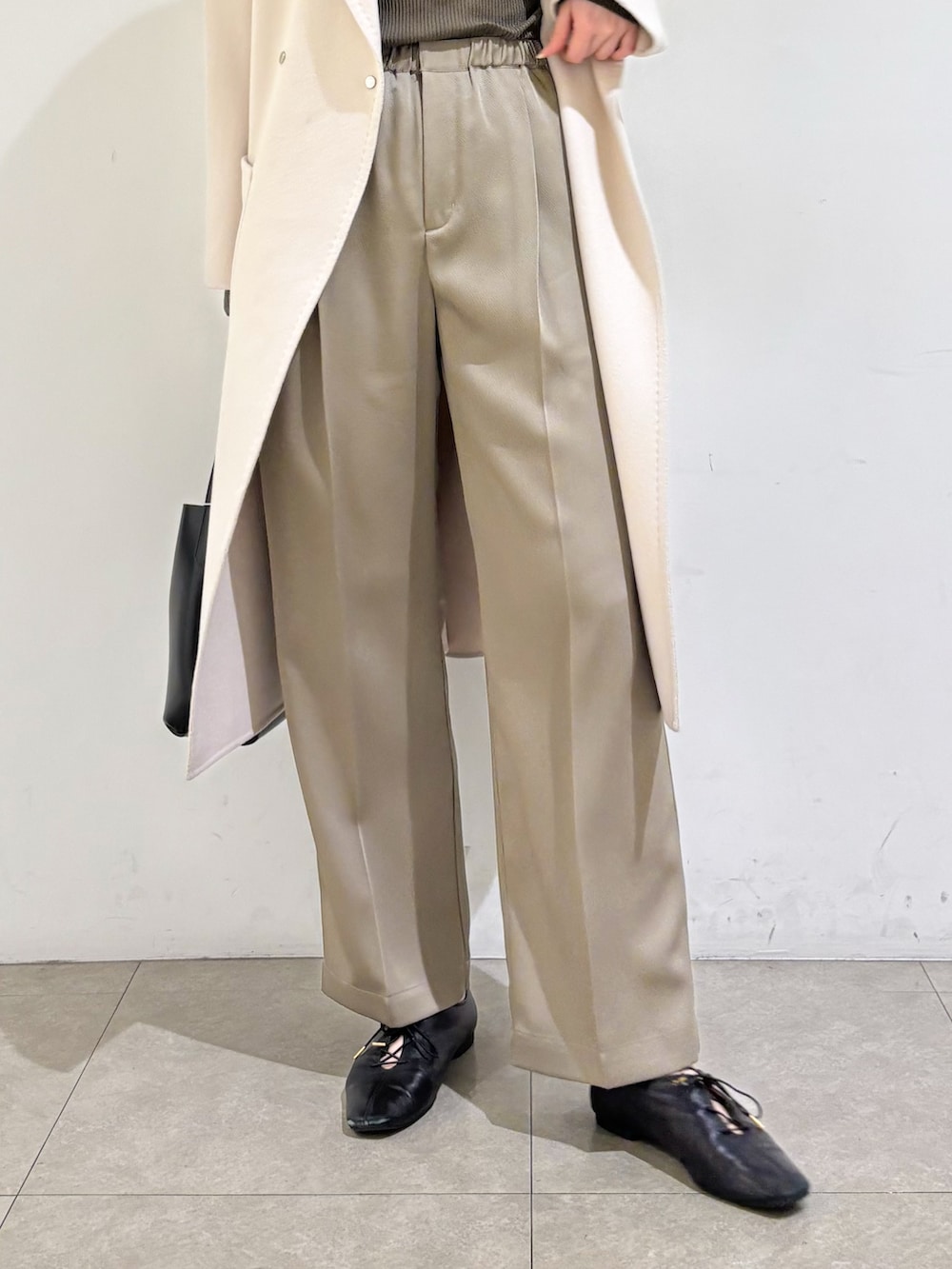 ベージュ系のチェスターコート、ブラウン系のニット/セーター、グリーン系のその他パンツを着用したレディースの秋コーディネートの8枚目の写真