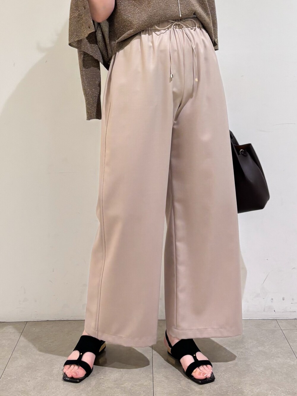 ブラウン系のカーディガン/ボレロ、ブラウン系のタンクトップ、ベージュ系のその他パンツを着用したレディースの夏コーディネートの7枚目の写真