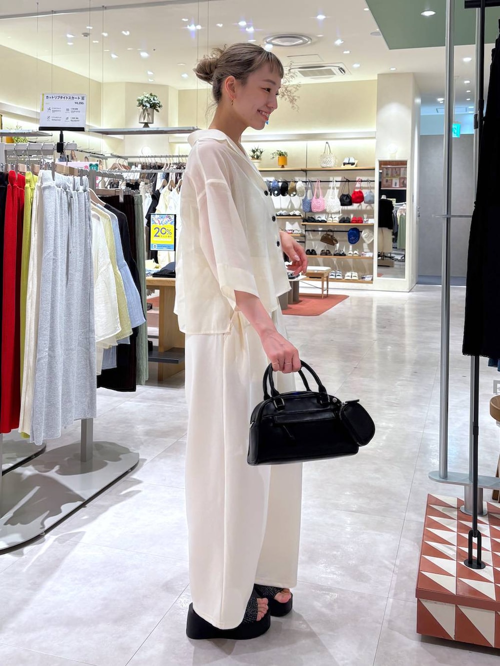 「きれいめ、ナチュラル、ローリーズスタイル_LOWRYS FARM、大人女子カジュアル_LOWRYS FARM、LOWRYS FARM、シャツ、夏コーデ、シアートップス、スウェットパンツ、ワイドパンツ、ワントーン、ホワイトコーデ、カジュアル、ゆったり、ラフ」｜「LOWRYS FARMのカンドウフィットニットサンダル 283661（サンダル、ブラック系）」を使った、ほりんさん（レディース・160cm）の春コーディネートの3枚目の写真